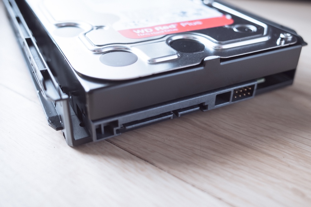 UGREEN NASync DXP2800ハードドライブトレイにHDD取り付け