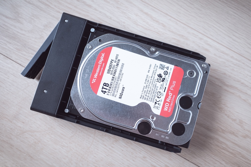 UGREEN NASync DXP2800ハードドライブトレイにHDD装着してクランプアームセット