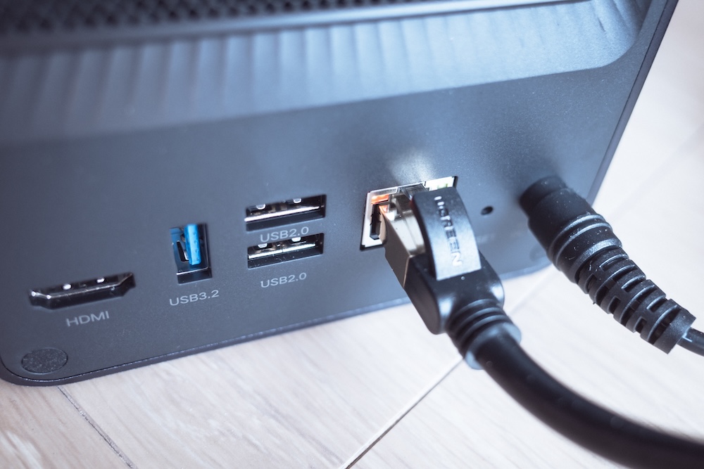 UGREEN NASync DXP2800背面ポートへLANと電源ケーブル差し込み