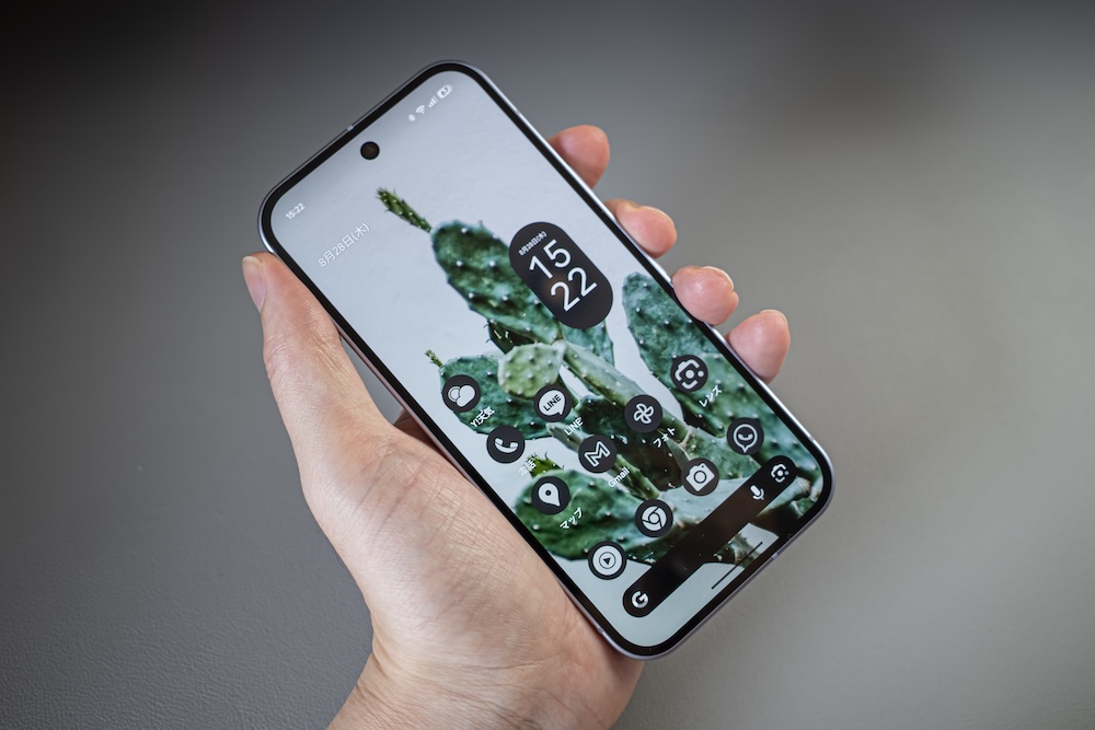 Google Pixel 10 Frostの手の収まり