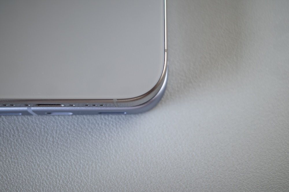 Google Pixel 10 FrostとiPhone 16 Proは角の丸みが同じ