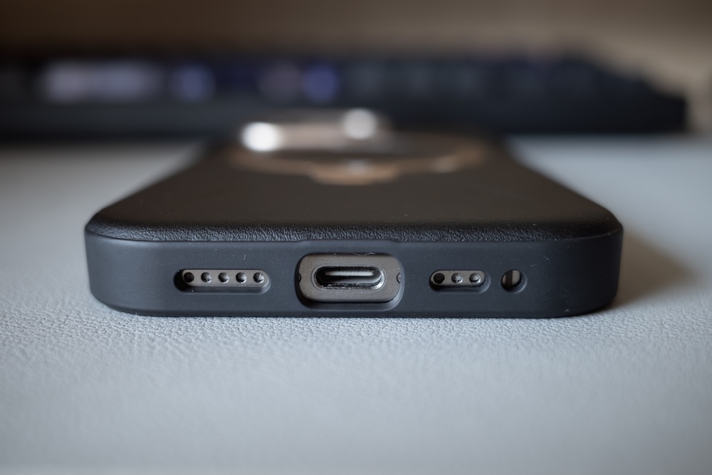 TORRAS Ostand Q3レザートーンUSB-Cポート・スピーカー部分
