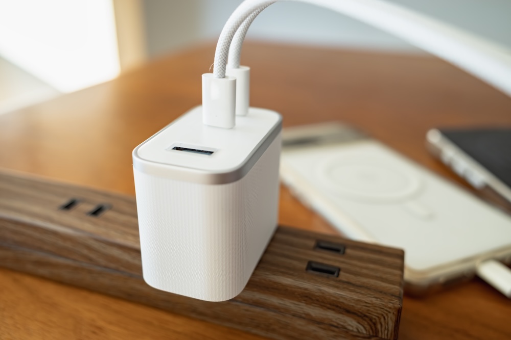Anker Nano Charger (70W, 3 Ports)をコンセントにさした感じ