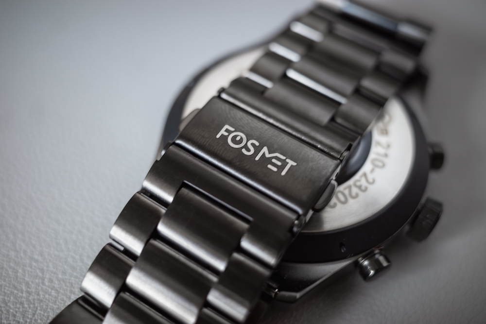 FOSMET R1メタルバンドのブランドロゴ