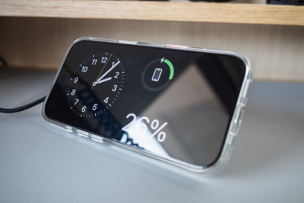 LISEN Magsafe充電器 2E562でiPhone 16 Proを横向きに