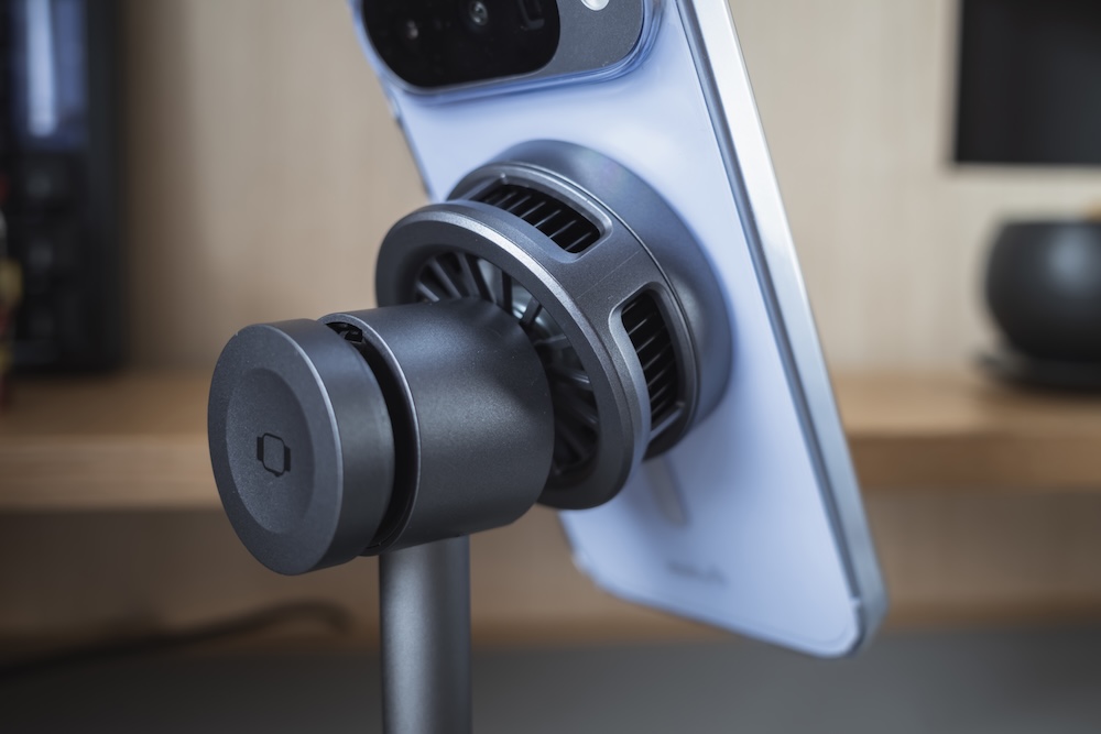RORRY A8 Qi2冷却機能付き3in1ワイヤレス充電器 スマホ充電時の背面