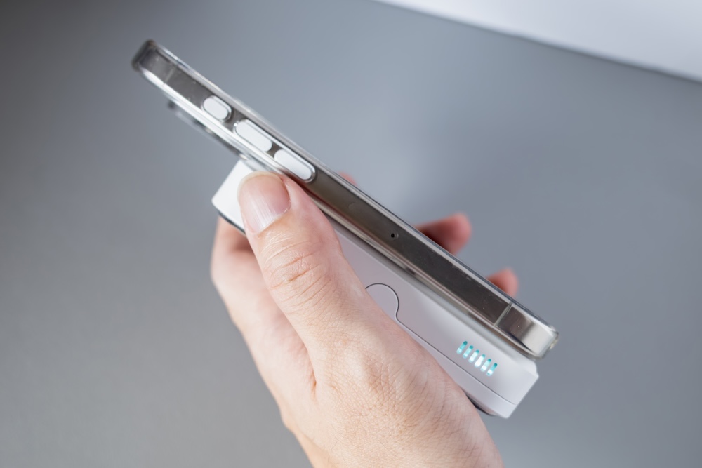 SHARGE ICEMAG 2による充電中の手持ち感