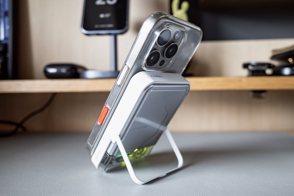 iPhone 16 ProをSHARGE ICEMAG 2で縦置き充電