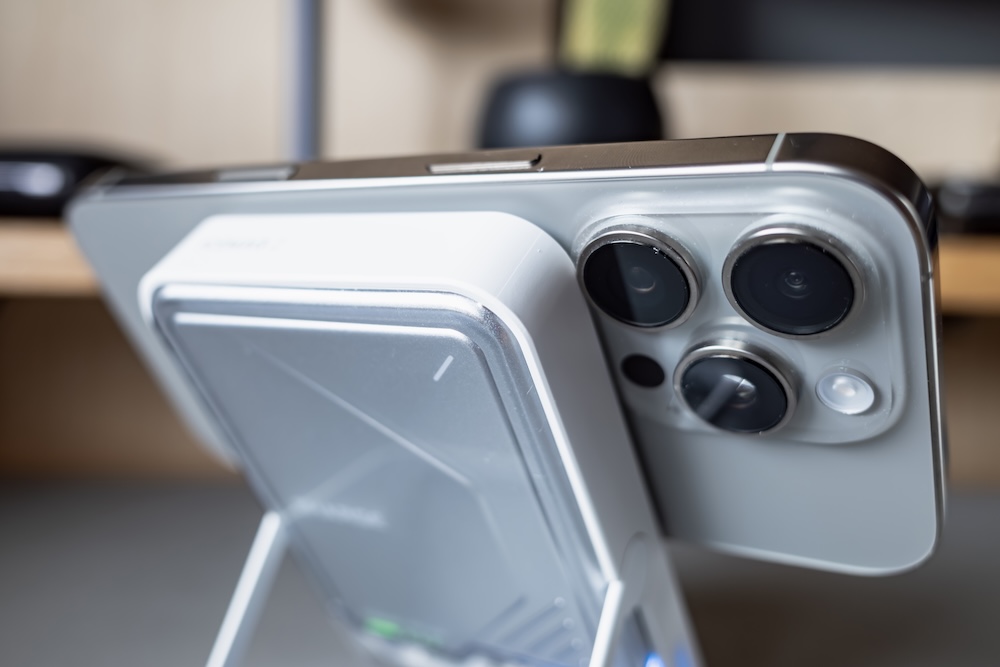 SHARGE ICEMAG 2でiPhone 16 Proを横向き充電（スタンド使用）
