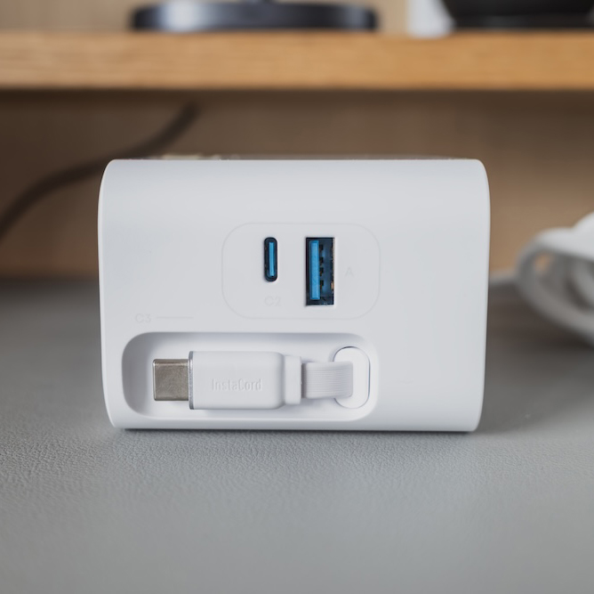 Anker Nano Charging Station (7-in-1, 100W, 巻取り式 USB-Cケーブル)右側面