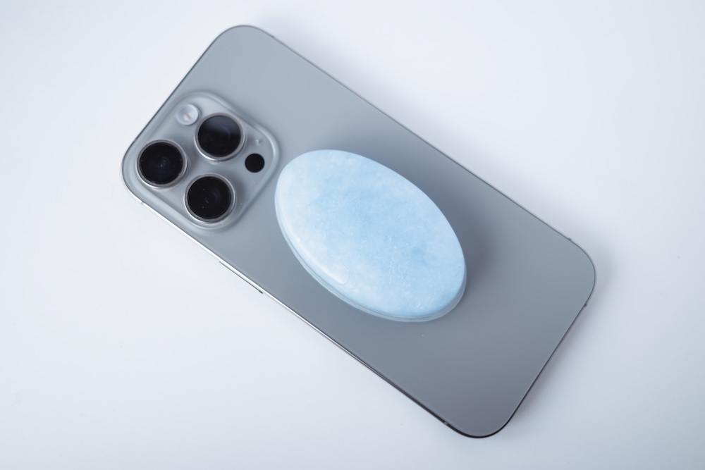 エレコム モバピタッCool スマホ冷却パッドをiPhone 16 Proに貼り付け