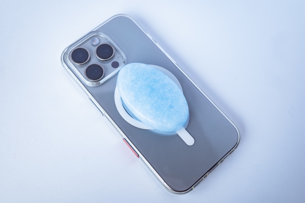 エレコム モバピタッCool スマホ冷却パッドをiPhone 16 Pro(ケースあり)に貼り付け