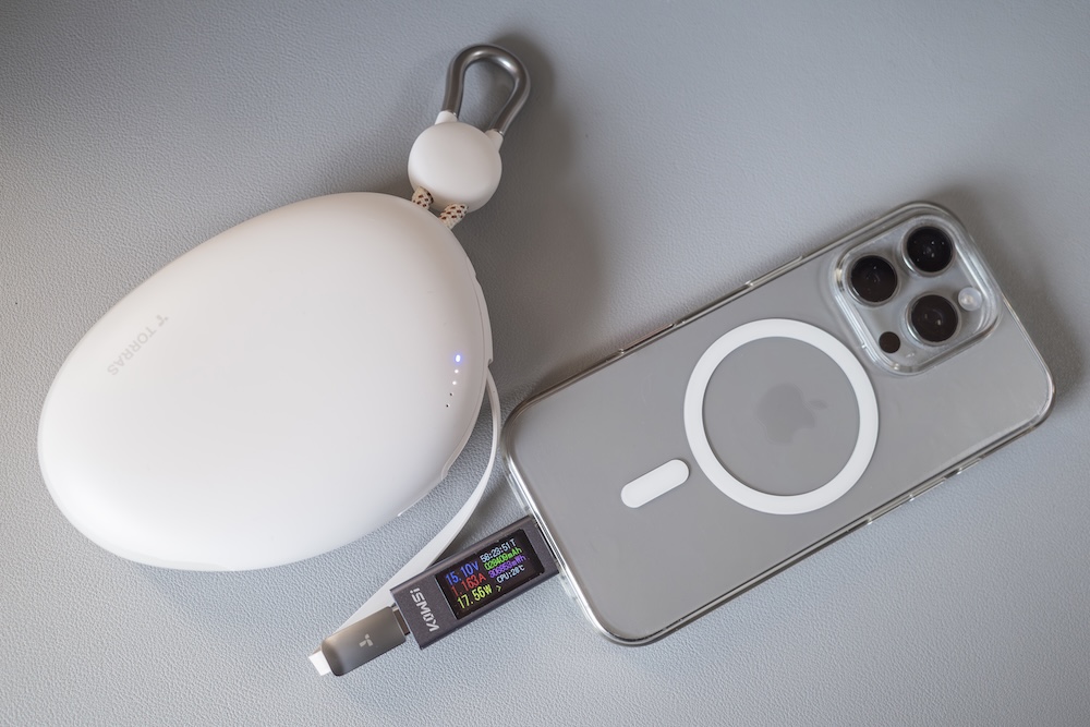 TORRAS FlexLine PebbleでiPhone 16 Proを充電