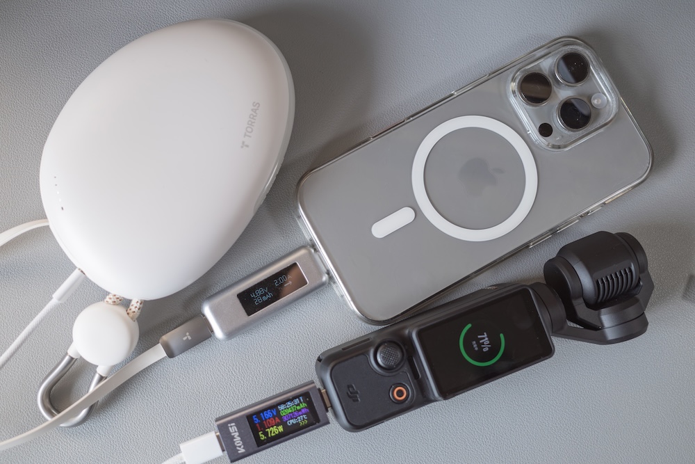 TORRAS FlexLine Pebbleでオズポケ3とiPhone 16 Proを同時充電