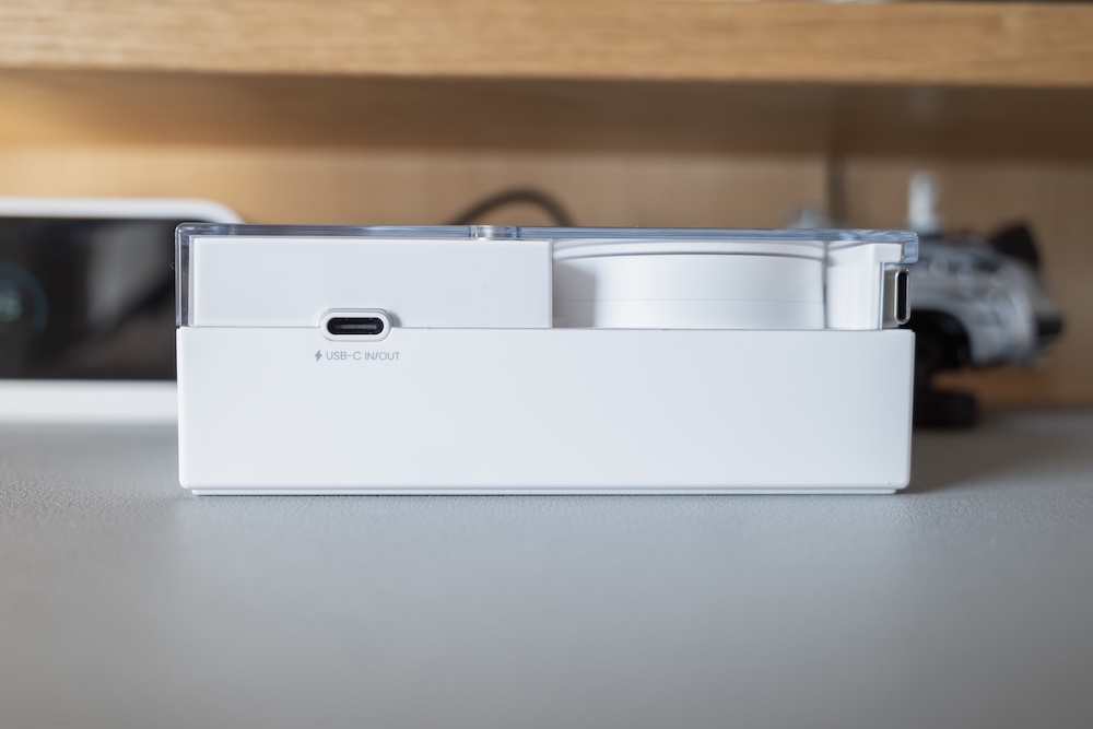 SHARGE 格納式 3-in-1 コンセント一体型モバイルバッテリーの側面USB-Cポート