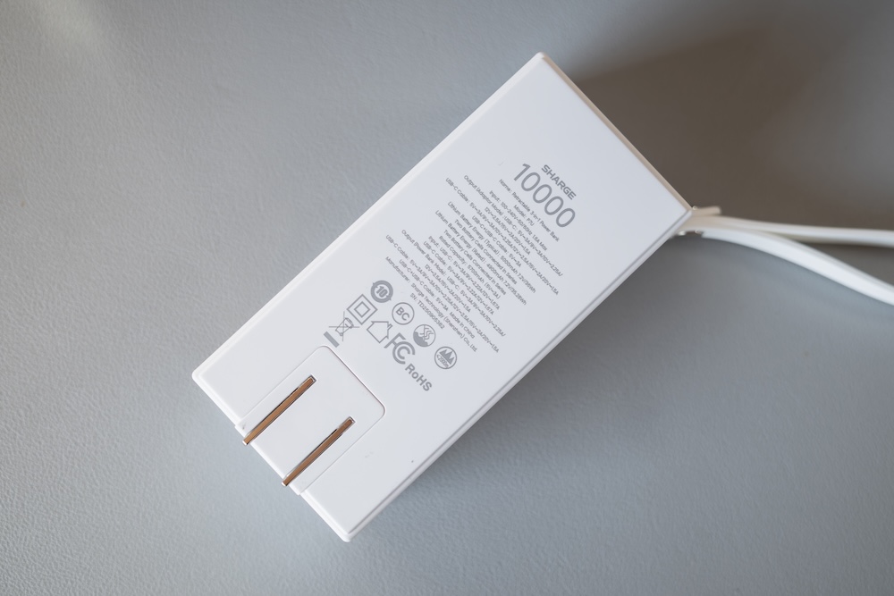 SHARGE 格納式 3-in-1 コンセント一体型モバイルバッテリーの背面