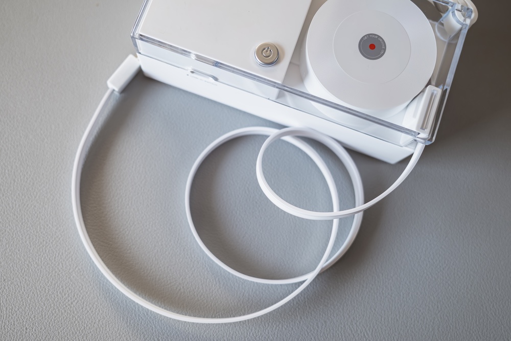 SHARGE 格納式 3-in-1 コンセント一体型モバイルバッテリーの巻取り式内蔵ケーブルを全て引き出し