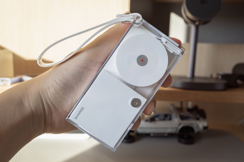 SHARGE 格納式 3-in-1 コンセント一体型モバイルバッテリーのサイズ感