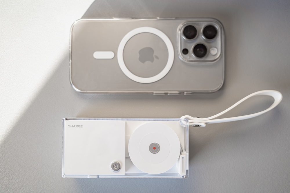 SHARGE 格納式 3-in-1 コンセント一体型モバイルバッテリーとiPhone 16 Proのサイズ比較