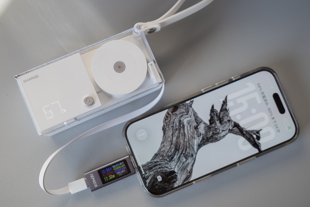 SHARGE 格納式 3-in-1 コンセント一体型モバイルバッテリーでiPhone 16 Proで充電