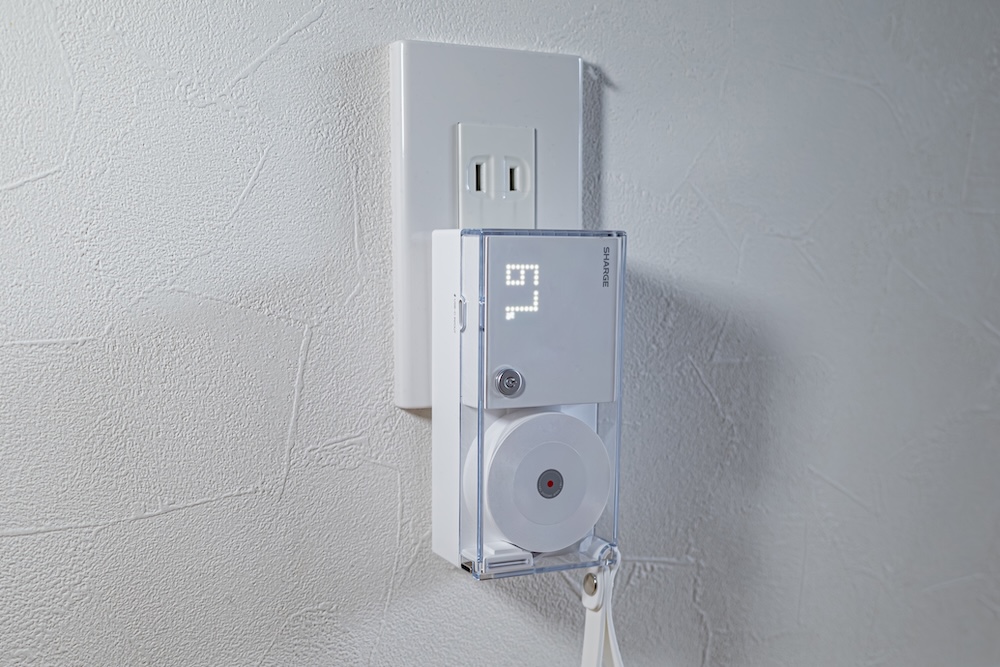 SHARGE 格納式 3-in-1 コンセント一体型モバイルバッテリーを壁面コンセントに差し込み