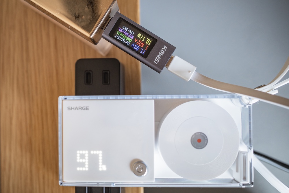 SHARGE 格納式 3-in-1 コンセント一体型モバイルバッテリーはパススルー充電対応