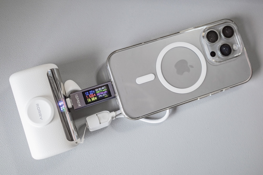 RORRY D5-10000の直挿しコネクタでiPhone 16 Proを充電