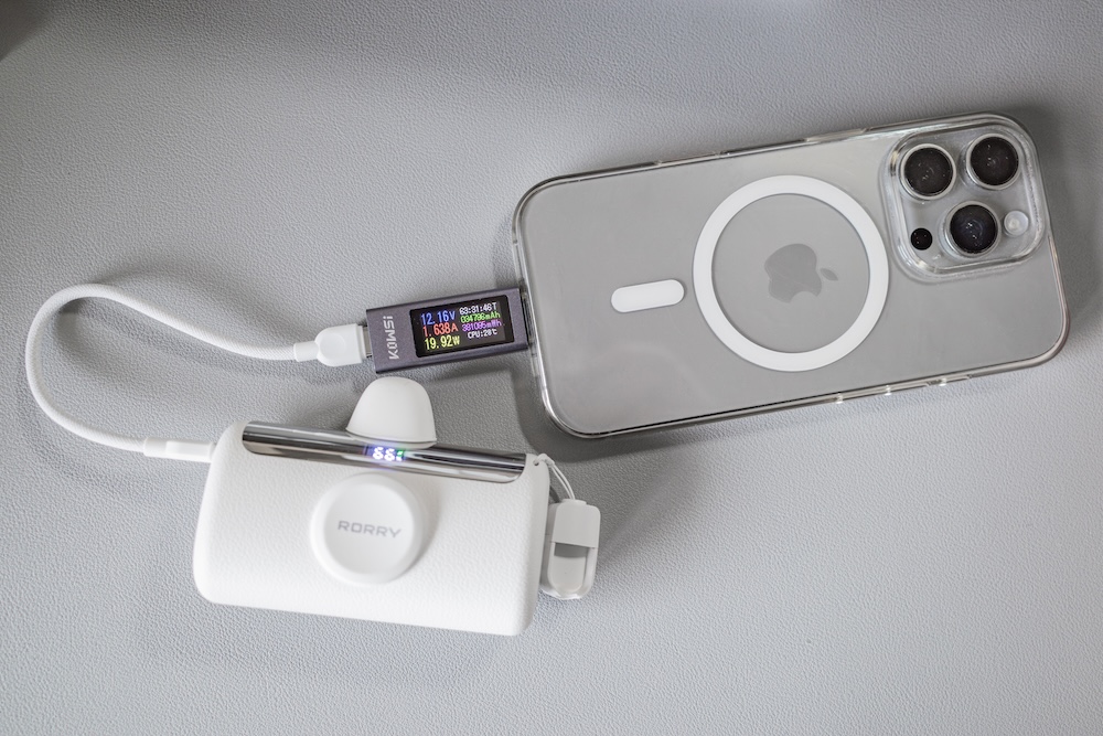 RORRY D5-10000付属ケーブルでiPhone 16 Proを充電