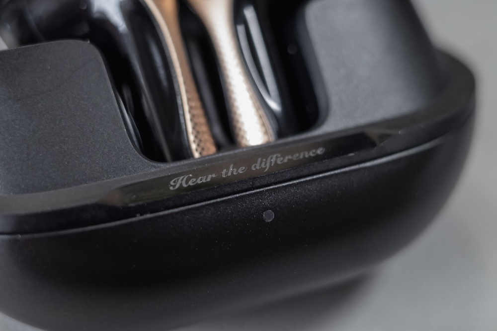 SOUNDPEATS Air5 Pro+ケースのキャッチフレーズ表記