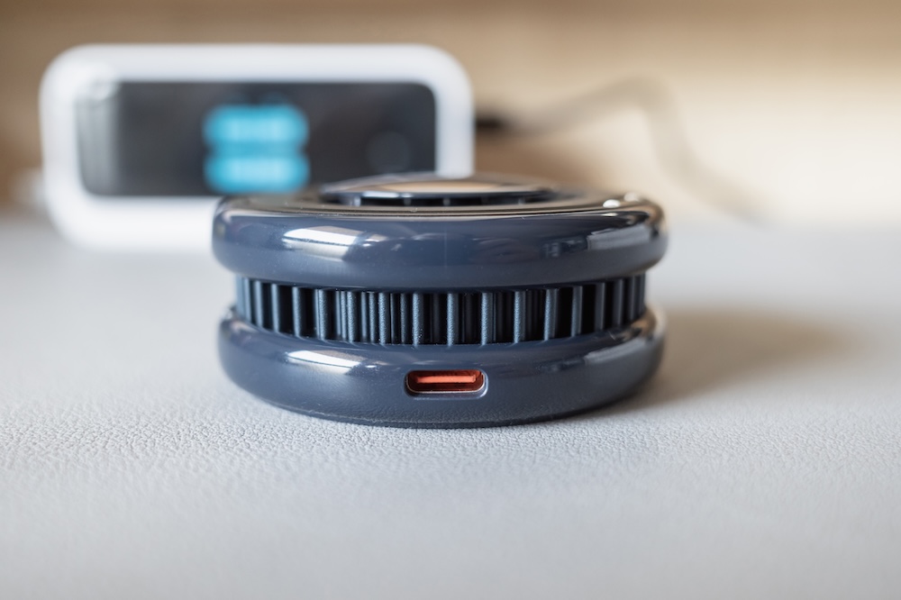 TORRAS Ostand PolarCircle Qi2 25Wの厚み