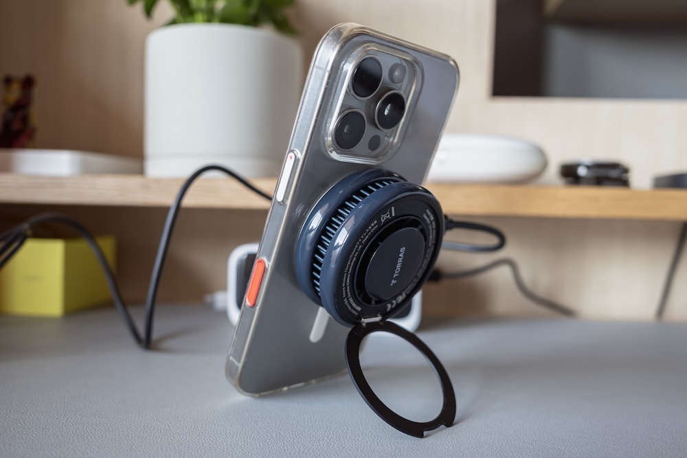 TORRAS Ostand PolarCircle Qi2 25Wのスタンド（縦置き）