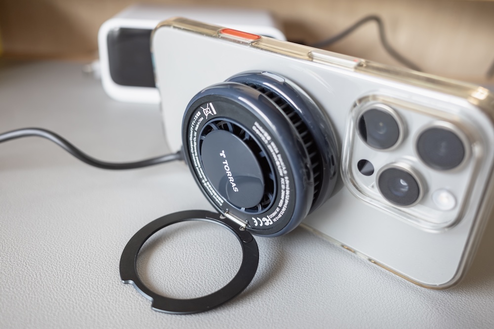 TORRAS Ostand PolarCircle Qi2 25Wのスタンド（横置き）