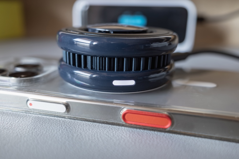 TORRAS Ostand PolarCircle Qi2 25WのLEDランプボタン