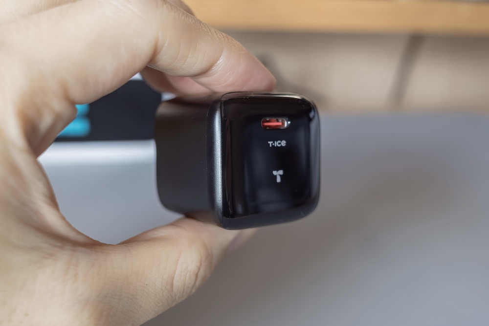 TORRAS Ostand PolarCircle Qi2 25W付属のUSB充電器