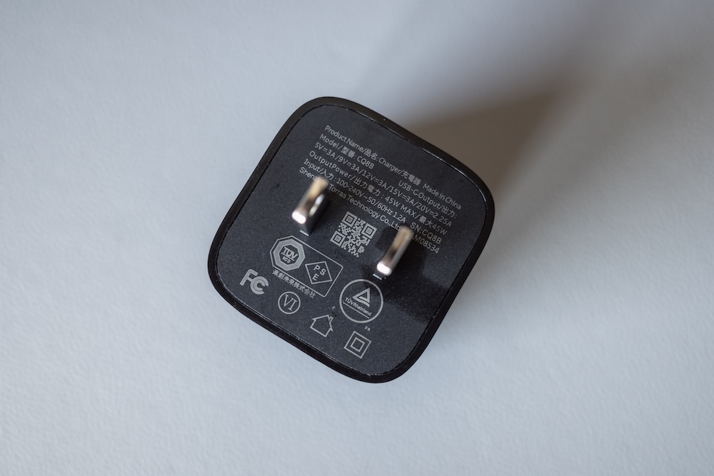 TORRAS Ostand PolarCircle Qi2 25W付属のUSB充電器の裏側