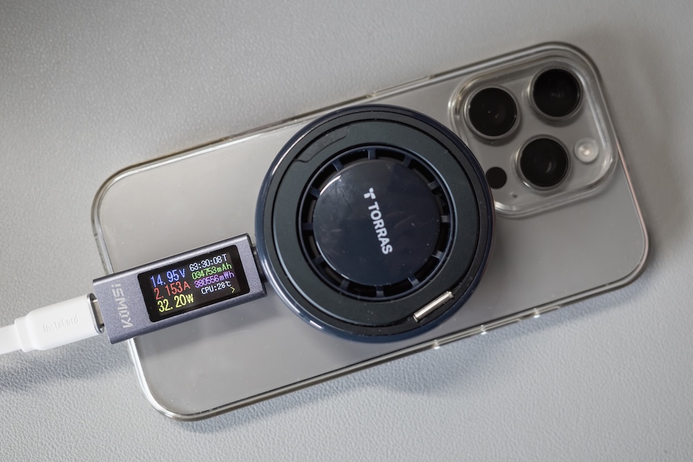 TORRAS Ostand PolarCircle Qi2 25Wへの給電出力