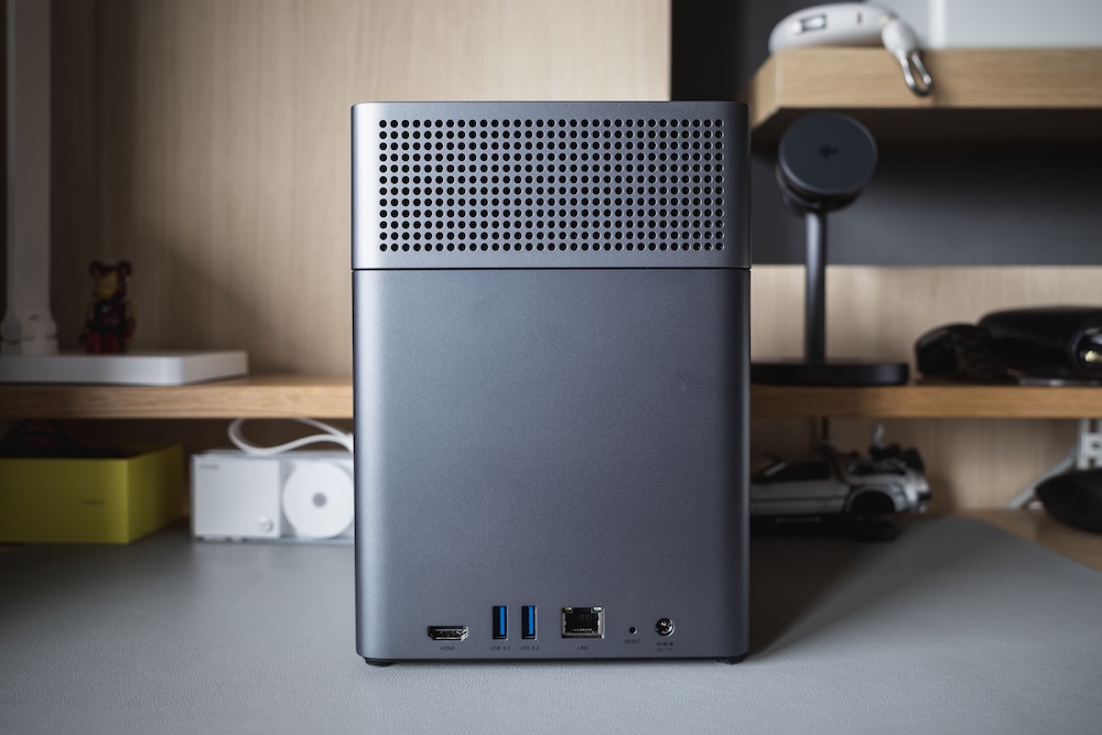 UGREEN NASync DH4300 Plus背面