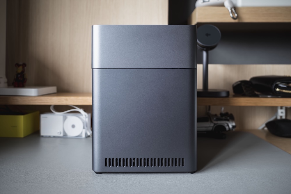 UGREEN NASync DH4300 Plusサイド