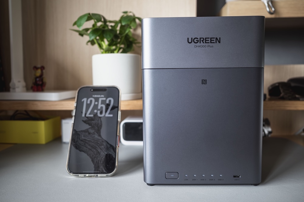 UGREEN NASync DH4300 PlusとiPhoneのサイズ比較