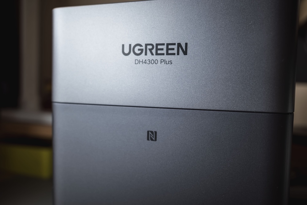 UGREEN NASync DH4300 PlusのメーカーロゴとNFCロゴ