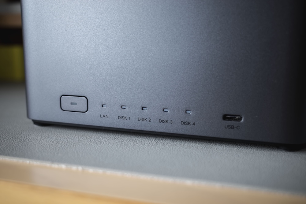 UGREEN NASync DH4300 Plus電源ボタンとLEDランプ
