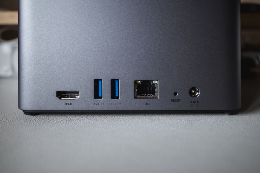 UGREEN NASync DH4300 Plus背面各種ポート