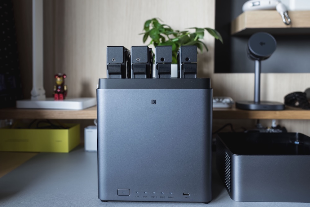 UGREEN NASync DH4300 Plus正面、フタ開け