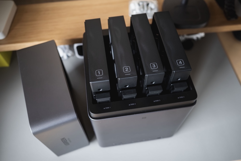 UGREEN NASync DH4300 Plus上部フタ開け