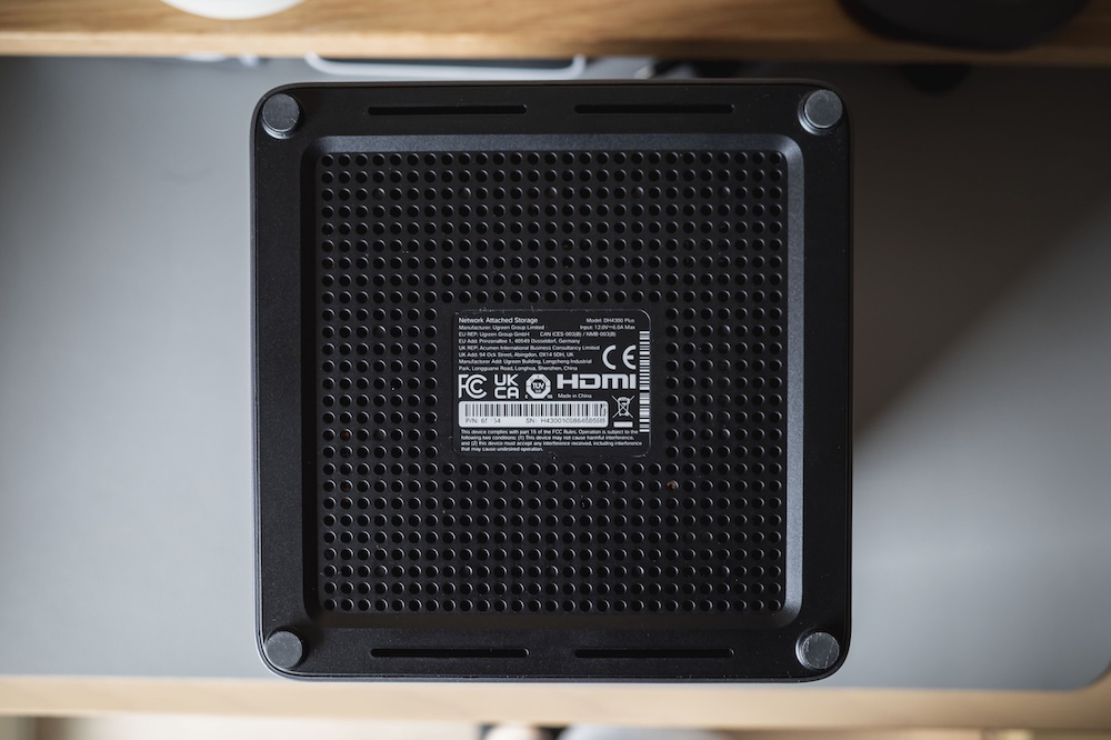 UGREEN NASync DH4300 Plus底面