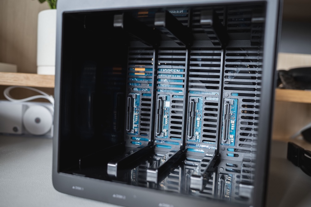 UGREEN NASync DH4300 Plusハードドライブトレイを取り出した中身