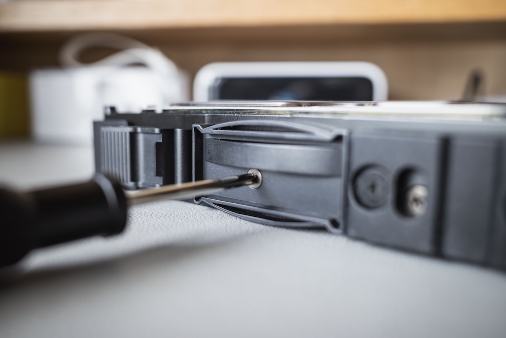 UGREEN NASync DH4300 PlusハードドライブトレイにHDDをねじ止め