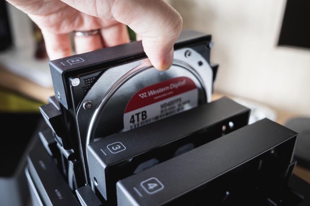 UGREEN NASync DH4300 PlusにHDDを取り付け