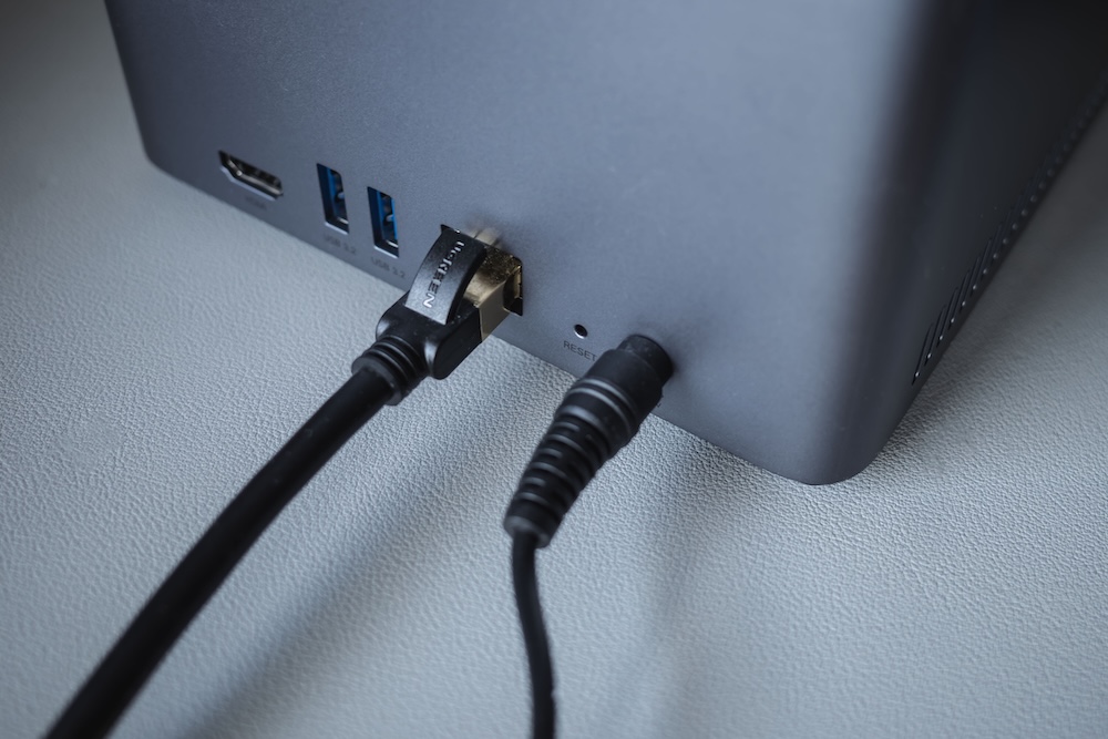 UGREEN NASync DH4300 Plus背面にLANケーブルと電源を接続