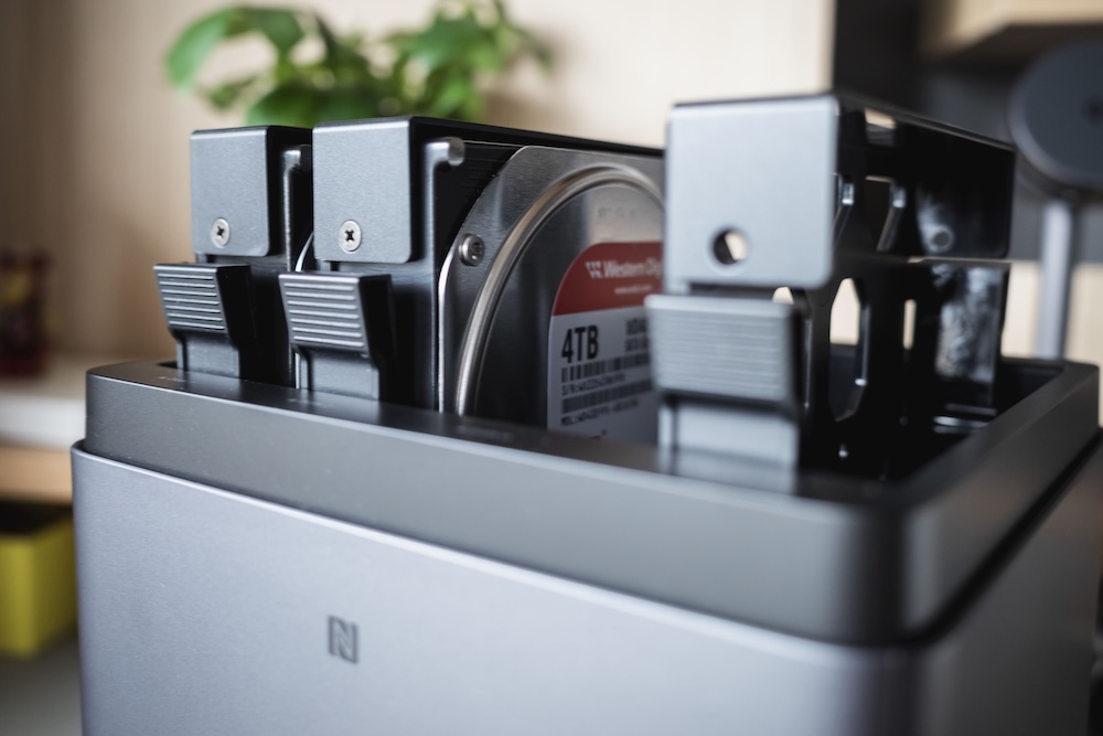 UGREEN NASync DH4300 Plus ハードドライブトレイ アップ